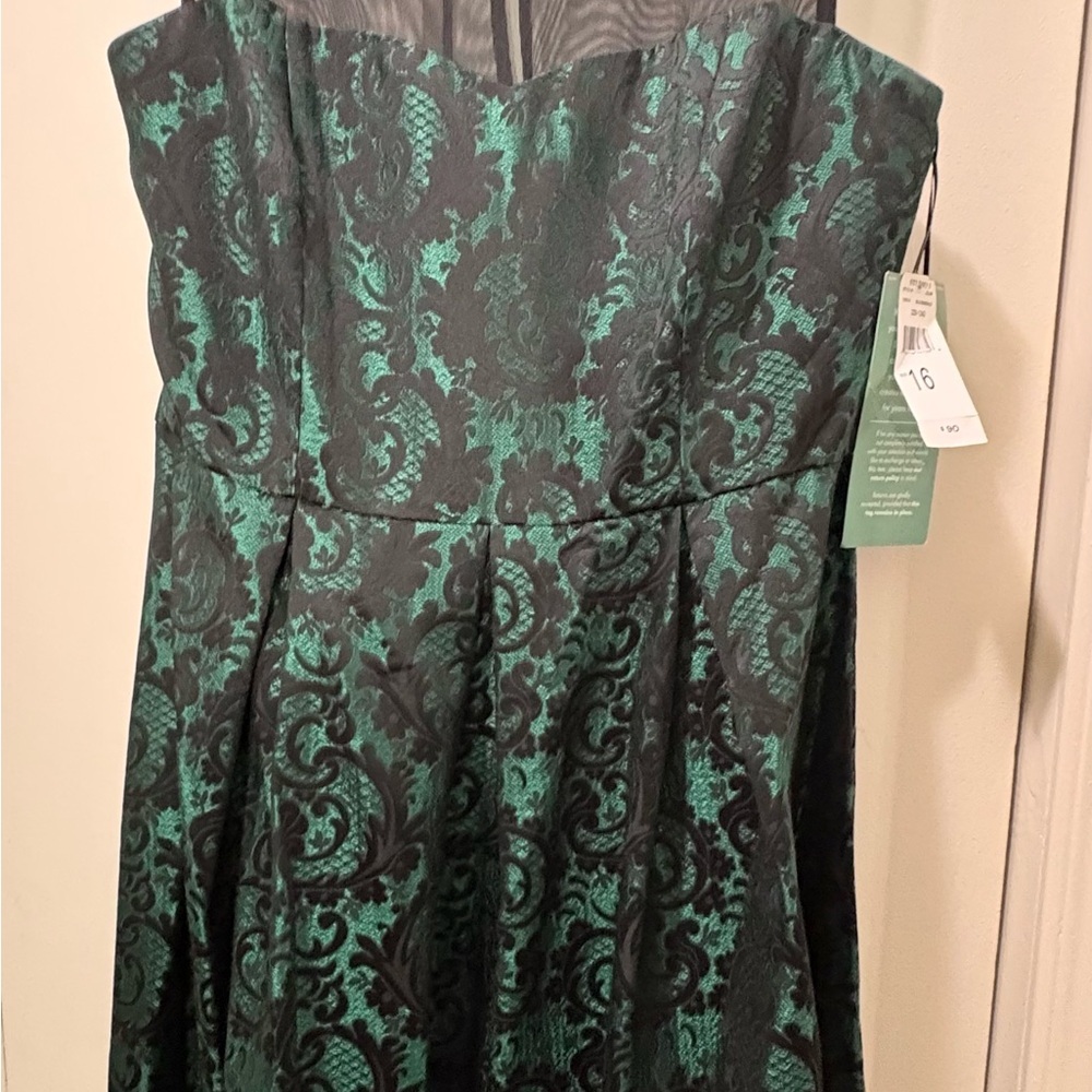 Elegant Black and Green Dress​ - Picture 2 of 6